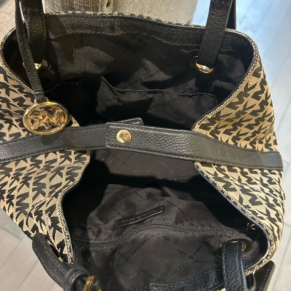 Michael Kors Signature Black and Tan Shoulder Bag - Picture 4 of 8